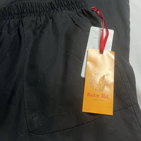 NWT Ruby Rd Black Capris - Picture 5 of 8